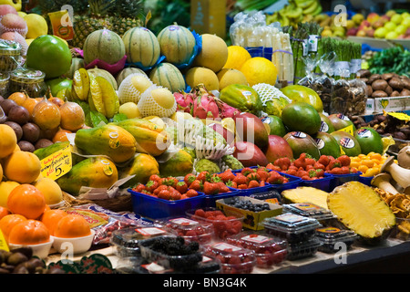 Pressione di stallo di frutta, Kleinmarkthalle, Frankfurt am Main, Hesse, Germania Foto Stock