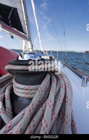 Corda allacciate su un verricello di una barca a vela, close-up Foto Stock