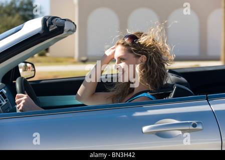 Giovane donna convertibile di guida Foto Stock