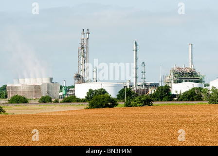 Un fertilizzante azotato impianto in Oklahoma con un maturo campo di grano in primo piano. Foto Stock