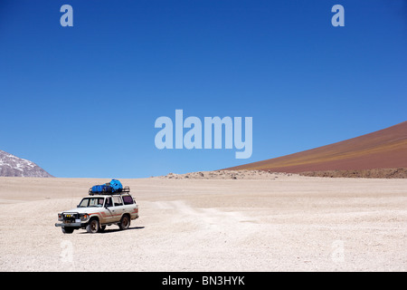 A quattro ruote motrici jeep attraversa la altiplano vicino a Laguna Verde nella Reserva Eduardo Avaroa in Bolivia Foto Stock