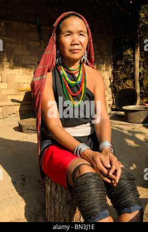 Ritratto di una donna Red Karen Kayah grandi orecchie a Mae Hong Son, Thailandia del Nord Asia Foto Stock