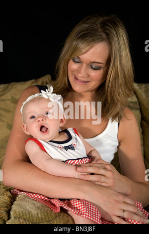 Una madre con un due mesi Foto Stock