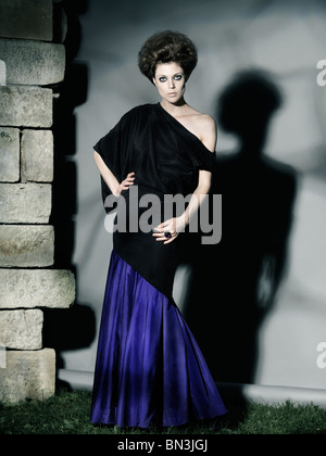 Licenza disponibile al MaximImages.com foto di alta moda di una bella donna che indossa un elegante abito lungo Foto Stock