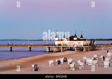 Vista di Ahlbeck pier, incappucciati sedie da spiaggia in primo piano, Usedom, Germania, vista in elevazione Foto Stock