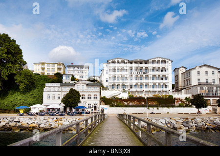 Alberghi a Sassnitz beach promenade, visto dal molo, Sassnitz, Ruegen, Germania Foto Stock