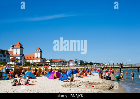 I turisti sulla Spiaggia di Binz, spa hotel in background, Ruegen, Germania Foto Stock