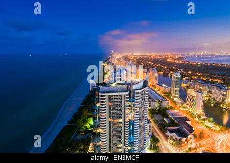 Guardando a Sud di alta crescita, Collins Avenue e Oceano Atlantico al crepuscolo, Miami Beach, Florida, Stati Uniti d'America Foto Stock