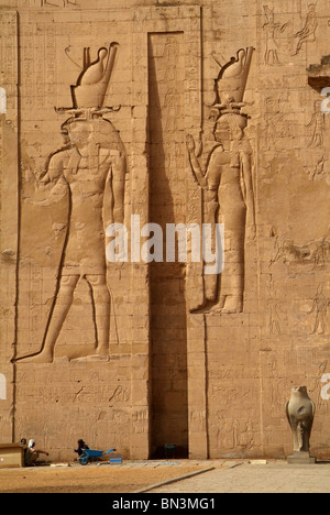 Rilievo su di una parete del Tempio di Horus, Edfu, Egitto Foto Stock