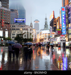 Nanjing Road in serata, Puxi, Shanghai, Cina Foto Stock