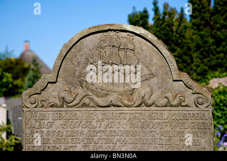 Antica lapide presso il cimitero di San Clemente Chiesa, Nebel, Amrum, Germania, dettaglio Foto Stock