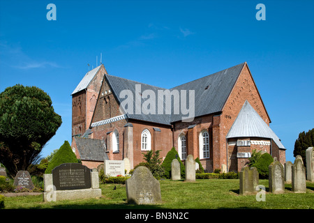 Cimitero di fronte al St. Johns Chiesa, Nieblum, Fˆhr, Schleswig-Holstein, Germania, a basso angolo di visione Foto Stock