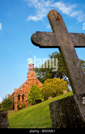 Croce grave su un cimitero in Sueden, Nordstrand, Germania, a basso angolo di visione Foto Stock