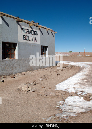 Boliviano ufficio immigrazione al confine tra la Bolivia e il Cile in Laguna Verde nella Reserva Eduardo Avaroa Foto Stock