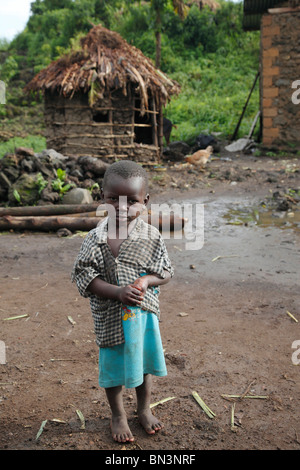 Bambino nel villaggio pigmeo, Uganda, Africa orientale, Africa Foto Stock