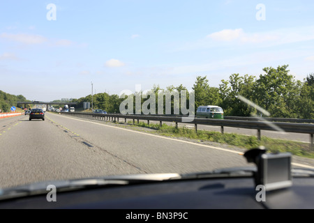 Auto e trasporti di ogni descrizione sull'autostrada M5 a ovest dell'Inghilterra visto in direzione nord Foto Stock