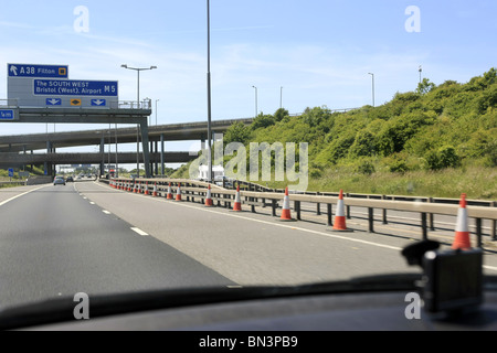 Auto e trasporti di ogni descrizione sulla autostrada M5 nell'area di Bristol di Inghilterra Foto Stock