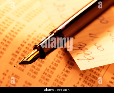 Close-up di penna su dati finanziari Foto Stock