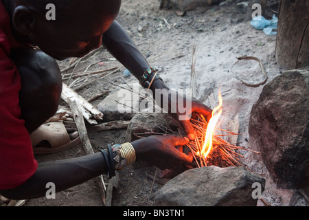 Tsemai uomo che fa un incendio nel modo tradizionale, Lucka, Etiopia Foto Stock