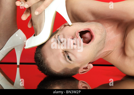 Passo passo di donna sulla faccia mans, close-up Foto Stock