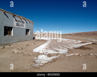 Boliviano ufficio immigrazione al confine tra la Bolivia e il Cile in Laguna Verde nella Reserva Eduardo Avaroa Foto Stock