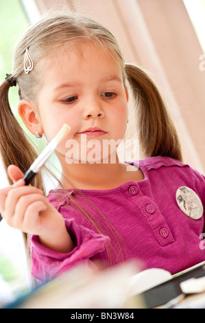 Giovane ragazza con un pennello a basso angolo di visione Foto Stock