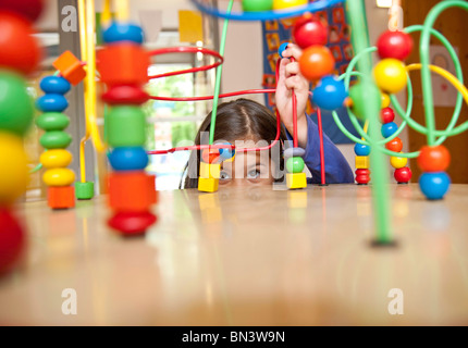 Giovane ragazza che gioca con un giocattolo educativo Foto Stock