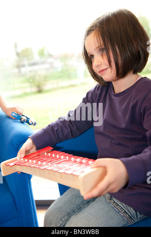 Bambina tenendo uno xilofono Foto Stock