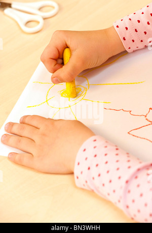 Giovane ragazza il disegno di una foto con un pastello a cera, close-up Foto Stock