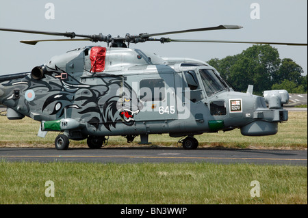 Immagine ravvicinata di uno dei Black Cats Lynx Duo Show Team Helicopters della Royal Navy al Biggin Hill Air Show 2010 Foto Stock