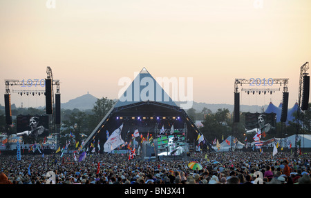 Ana Matronic della forbice sorelle sulla fase della piramide a Glastonbury 2010 Foto Stock