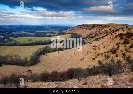 Le dolci colline del South Downs National Park guardando verso est da Ditchling Beacon lungo il South Downs Way Foto Stock