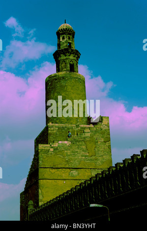 Croce immagine elaborata del famoso Ibn Tulun mosque , shar'a Tulun Bay, il Cairo, Egitto Foto Stock