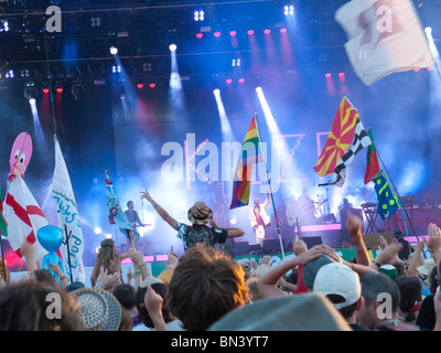 Una folla di gente alla fase della piramide al Glastonbury festival di musica in Gran Bretagna Foto Stock