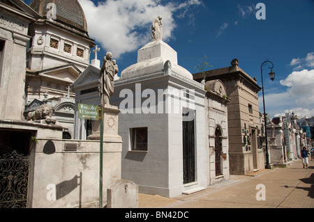 Argentina, la città capitale di Buenos Aires. Tipica strada segno contrassegnare gli stretti camminamenti al memorial grave marker nella Recoleta Foto Stock