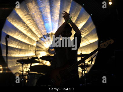 James Cook di Delphic sul John Peel Stage a Glastonbury Foto Stock