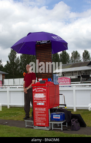 Bookmaker presso la nuova vetrina di Perthshire riunione di mercoledì 30 giugno, 2010 Perth, Scotland, Regno Unito Foto Stock