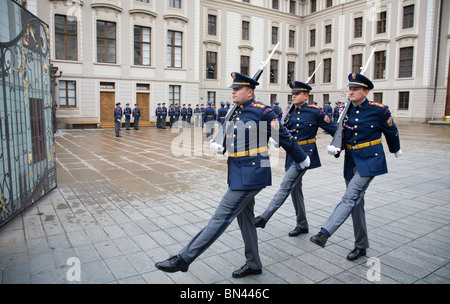 Cambio della guardia al Castello di Praga Foto Stock