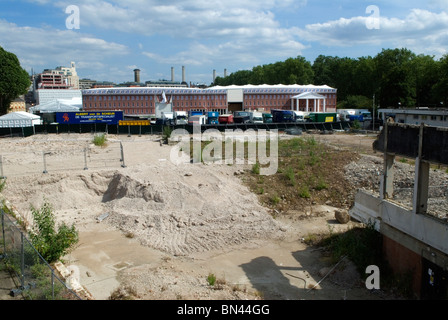 Chelsea Barracks sito di sviluppo Chelsea Londra UK. Edificio temporaneo della Fiera d'Arte sul posto. 2010, 2010s, OMERO SYKES Foto Stock