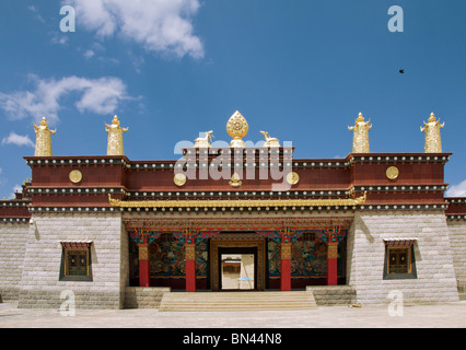 Imponente ingresso a Ganden Sumtseling Gompa o monastero Songzanlin Zhongdian Yunnan in Cina Foto Stock