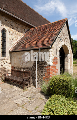 Portico e ingresso Comemerative pietra per la caduta del grande Yew in St Mary's sagrato in Selborne Foto Stock