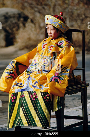 Giovane ragazzo cinese vestito in un costume imperiale che posano per una foto souvenir a Chengde Mountain Resort, nella provincia di Hebei. Foto Stock