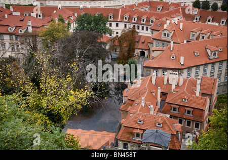 Tetto vista dal retro ingresso al Castello di Praga Foto Stock