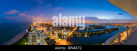 Guardando a Sud di alta crescita, Collins Avenue e Oceano Atlantico al crepuscolo, Miami Beach, Florida, Stati Uniti d'America Foto Stock