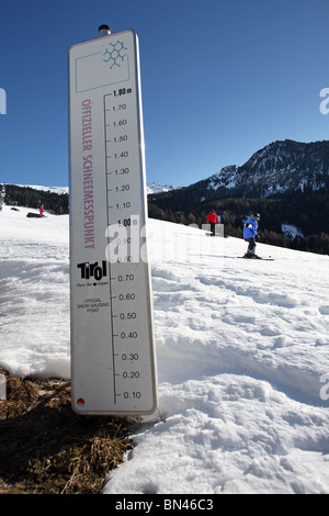 Segno indicante il livello di neve di 0 cm in febbraio, Jerzens, Austria Foto Stock