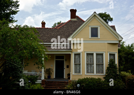 Maestoso grand restaurato Ernest bel patrimonio bungalow casa in Charpentier Quartiere Storico di Lake Charles LA Foto Stock