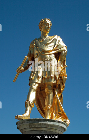 La statua dorata di re Carlo II in figura corte (centrale) quadrangolare del Royal Hospital Chelsea, Londra. Giu 2010 Foto Stock