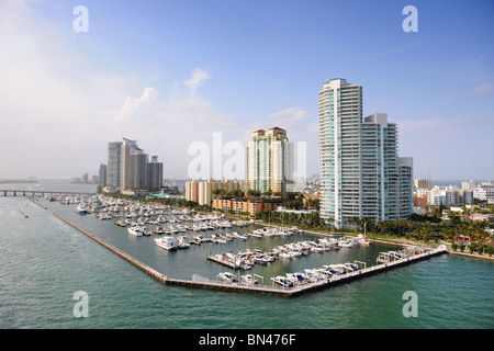 Gli appartamenti di lusso nel porto di Miami Foto Stock