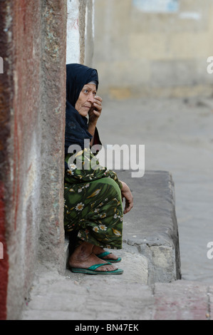 Old Lady vivere di fronte Ibn Tulun mosque , shar'a Tulun Bay, il Cairo, Egitto Foto Stock