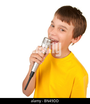 Ragazzo a cantare o a parlare nel microfono bianco isolato Foto Stock